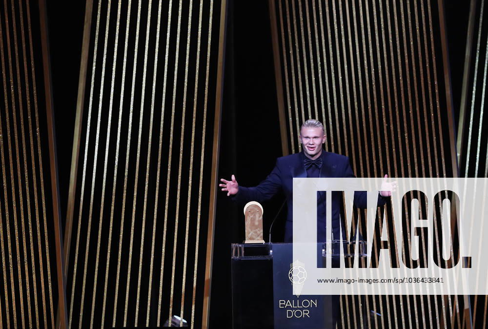 KW44 Bilder des Jahres 2023, Sport 10 Oktober (231031) -- PARIS, Oct. 31, 2023 -- Manchester City s Norwegian forward Erling Haaland speaks on stage as he receives the Gerd Mueller Trophy for Best Striker during the 2023 Ballon d Or France Football award ceremony at the Theatre du Chatelet in Paris on Oct. 30, 2023. ) (SP)FRANCE-PARIS-FOOTBALL-BALLON D OR CEREMONY GaoxJing