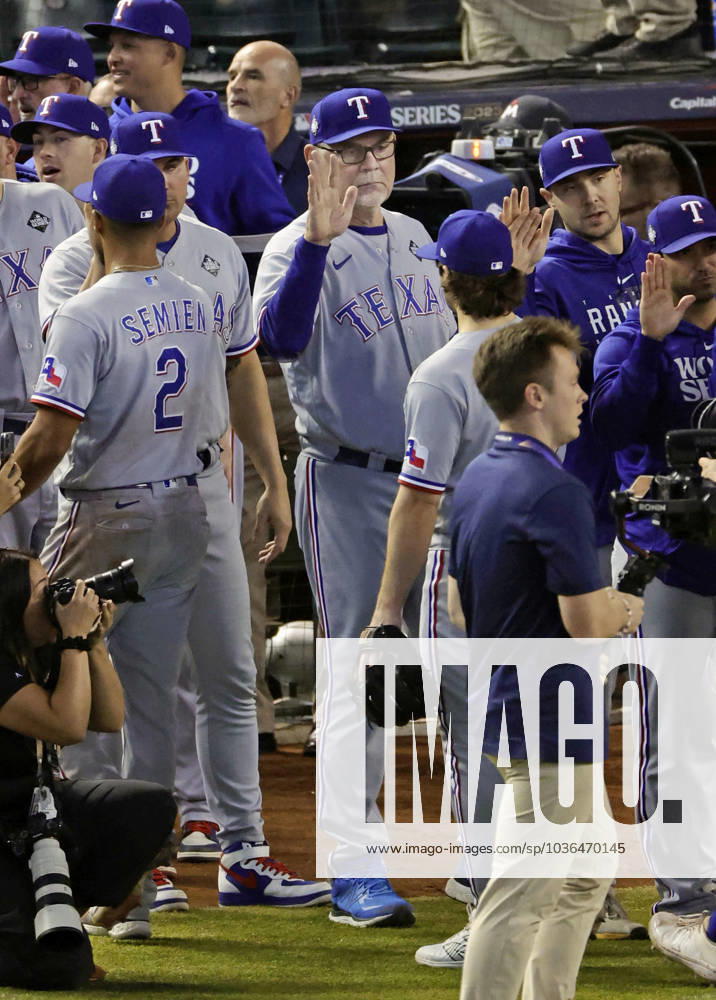 Baseball: MLB, Baseball Herren, USA World Series Texas Rangers manager Bruce Bochy (C) high-fives players after the team s victory over the Arizona Diamondbacks in Game 4 of the MLB World Series at Chase Field in Phoenix, Arizona, on Oct. 31, 2023. A14AA0002085713P