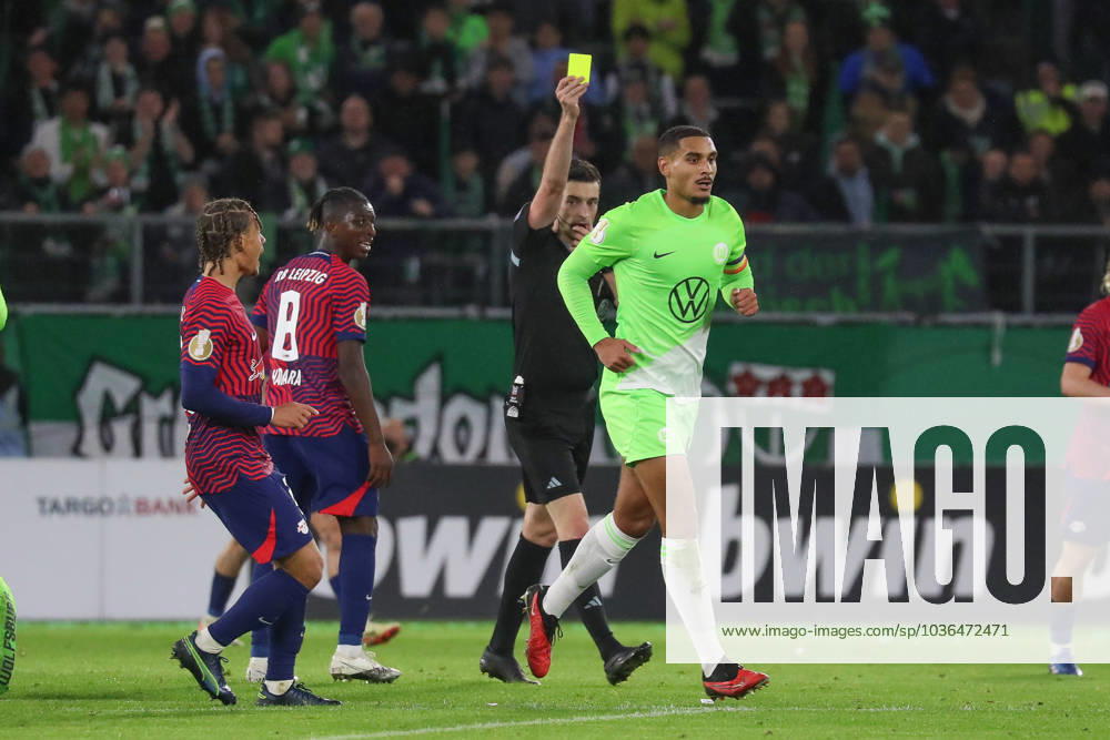 football DFB Pokal 2 round, VfL Wolfsburg RB Leipzig, v l yellow card, yellow card Maxence Lacroix Wolfsburg, 4 Wolfsburg