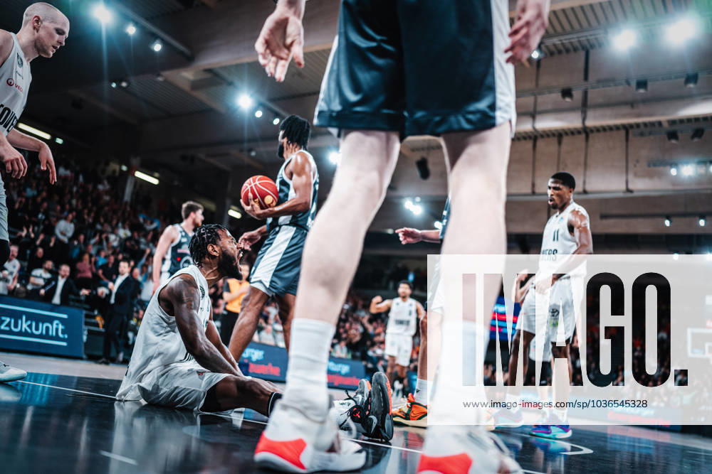 Basketball Men Season 2023 2024 easyCredit Basketball Bundesliga Veolia Towers Hamburg vs RASTA Vechta 03 11 2023 Aljami Durham 42, Veolia Towers Hamburg cheers after a successful basket shot and additional foul Hamburg edel optics de Arena Hamburg Germany