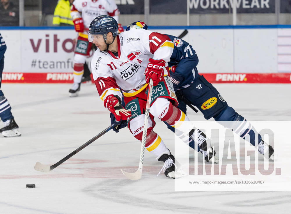 Battle for the puck duel between Kevin Clark Duesseldorfer EG, 11 and Markus Eisenschmid EHC Red Bull Muenchen, 11 EHC Red Bull Muenchen vs Duesseldorfer EG, Ice Hockey, DEL, Matchday 18, Season 2023 2024, 05 11 2023 EHC Red Bull Muenchen vs Duesseldorfer EG, Ice Hockey, DEL, Matchday 18, Season 2023 2024, 05 11 2023 Muenchen