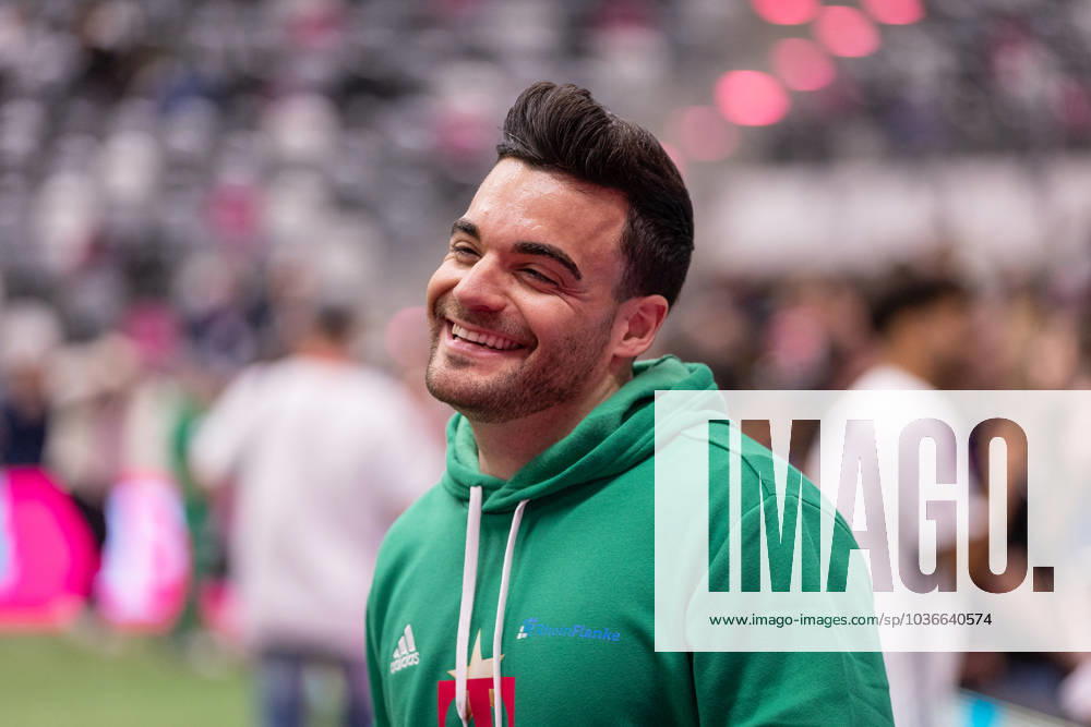 Telekom Star Kick 2023, 5 11 2023, Telekom Dome A cheerful Stefano Zarella Team Rheinflanke 90 before the tournament Numerous former stars of FC Bayern Munich and TikToker, influencers and other stars take to the pitch at the Telekom Dome in Bonn for a good cause Each team plays for a charitable organization