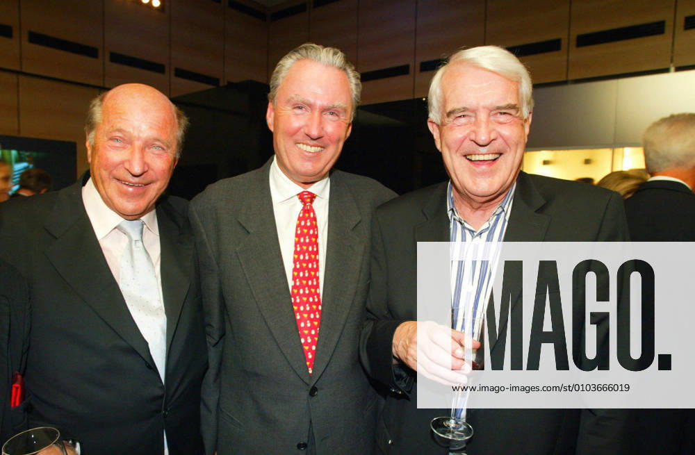 Maybach Center 29 08 2002 Dietrich Garski Edgar van Ommen Estrel Peter Boenisch Picture at the inauguration of the new Maybach Center of Daimler Chrysler AG Mercedes Benz Car Group, Salzufer 1, Berlin 29 08 2002