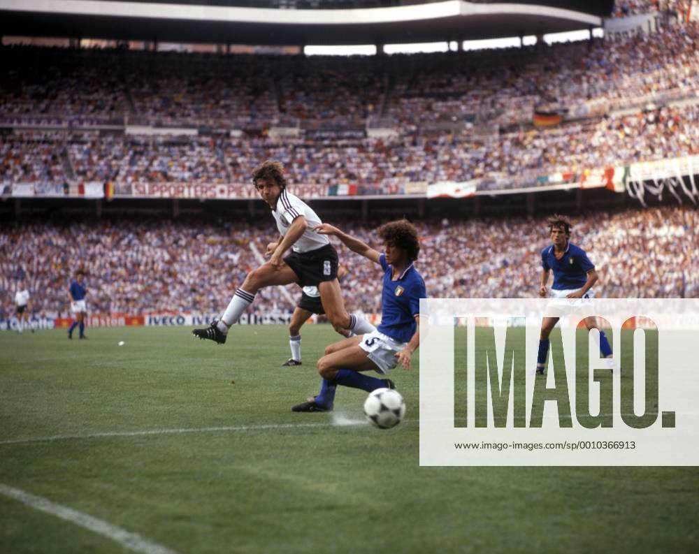 Klaus Fischer (BR Deutschland, li.) gegen Fulvio Collovati (Italien)