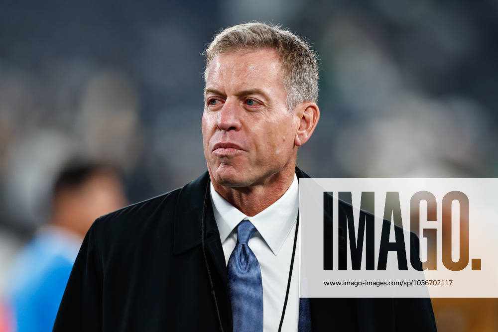EAST RUTHERFORD, NJ - NOVEMBER 06: Hall of Fame quarterback Troy Aikman on the field prior to the game on November 6, 2023 at MetLife Stadium in East Rutherford, New Jersey. (Photo by Rich Graessle Icon Sportswire) NFL, American Football Herren, USA NOV 06 Chargers at Jets Icon231106170