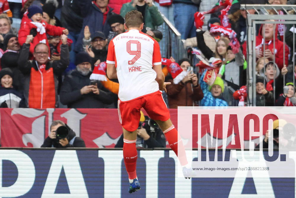 9 Harry Kane FCB cheers, goal celebration, celebrates the goal to 1 0, photographers, fans rejoice Football 1 BL FC Bayern Muenchen 1 FC Heidenheim 11 11 2023 Allianz Arena PHOTO Mladen Lackovic LakoPress