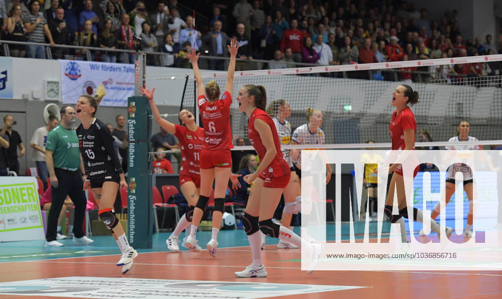 Dresdens Sarah Straube and Dresdens Aleksandra Jegdic, left, and the other Dresden players celebrate a point, Volleyball, Bundesliga, Dresdner SC VfB Lotto Suhl, c Dresden Germany