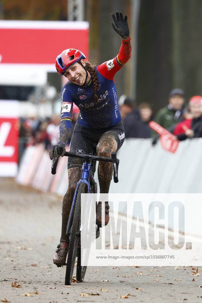 UCI Cyclo-Cross World Cup Dendermonde DENDERMONDE, BELGIUM - NOVEMBER 12 : Brand Lucinda (NLD) of Lidl-Trek pictured during the UCI Cyclo-Cross World Cup Dendermonde on November 12, 2023 in Dendermonde, Belgium, 12 11 2023 Dendermonde Belgium