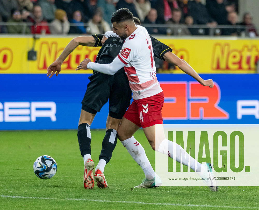 Fight for the ball duel between Felix Higl SSV Ulm 1846 Football, 33 and Robin Ziegele SSV Jahn Regensburg, 14 GER, SSV Jahn Regensburg vs SSV Ulm 1846, Football, 3 Bundesliga, Matchday 15, Season 2023 2024, 12 11 2023 GER, SSV Jahn Regensburg vs SSV Ulm 1846, Football, 3 Bundesliga, Matchday 15, Season 2023 2024, 12 11 2023 Regensburg