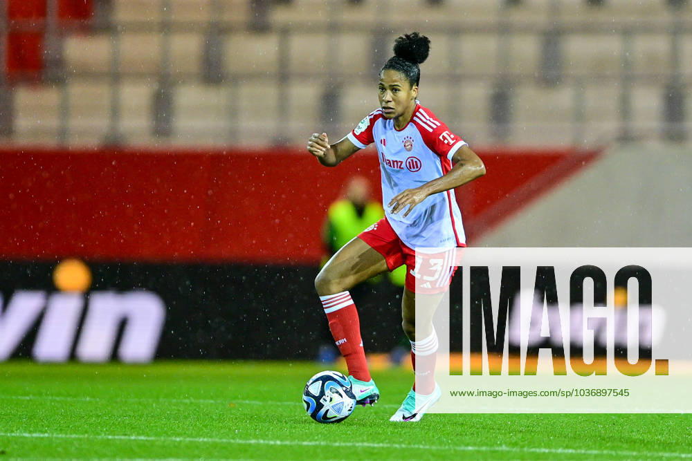 Tainara de Souza da Silva FC Bayern Munich, FCB, 13 on the ball, cropped, full body, single image, action, action, 12 11 2023, Munich Germany , Football, Google Pixel Womens Bundesliga, FC Bayern Munich MSV Duisburg, DFB DFL REGULATIONS PROHIBIT ANY USE OF PHOTOGRAPHS AS IMAGE SEQUENCES AND OR QUASI VIDEO