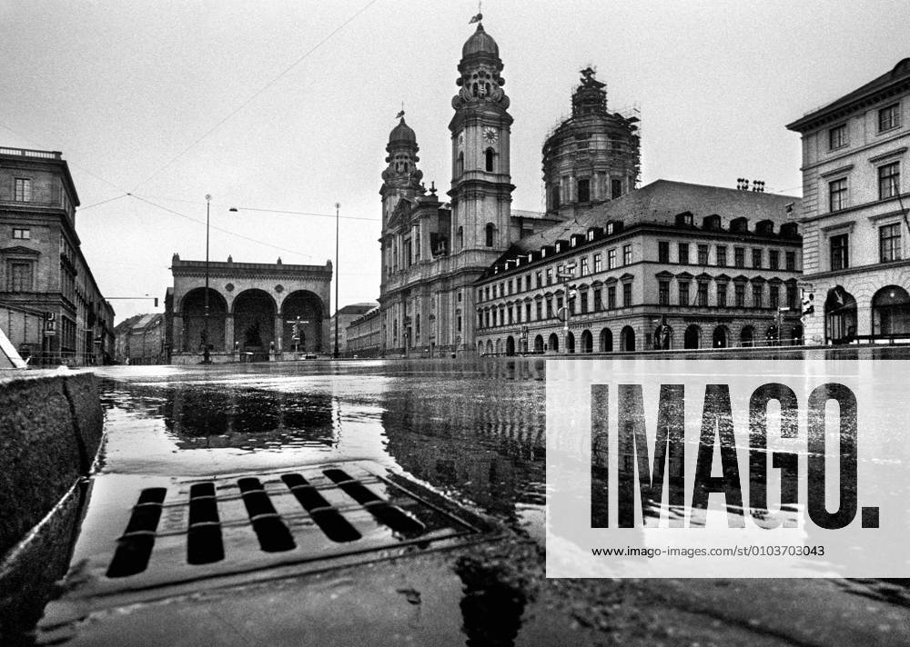 Munich, driving ban, Odeonsplatz Feldherrnhalle Theatinerkirche 25 November 1973 first car-free Sunday, Sunday driving ban, oil price crisis, oil crisis, oil price shock, petrol, fuel, heating oil, energy security law, driving ban