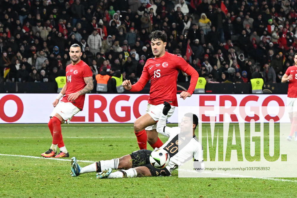 Football, men, season 2023 2024, international match in Berlin, Germany Turkey, f l Serge Gnabry Germany and Ozan Kabak Turkey in a duel, 18 11 2023,