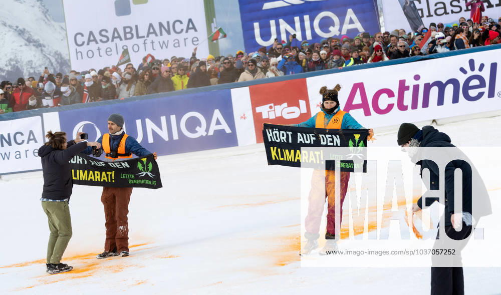 KW46 ALPINE SKIING - FIS WC Gurgl GURGL,AUSTRIA,18.NOV.23 - ALPINE SKIING - FIS World Cup, slalom, men. Image shows climate activists. GEPAxpictures xHaraldxSteiner