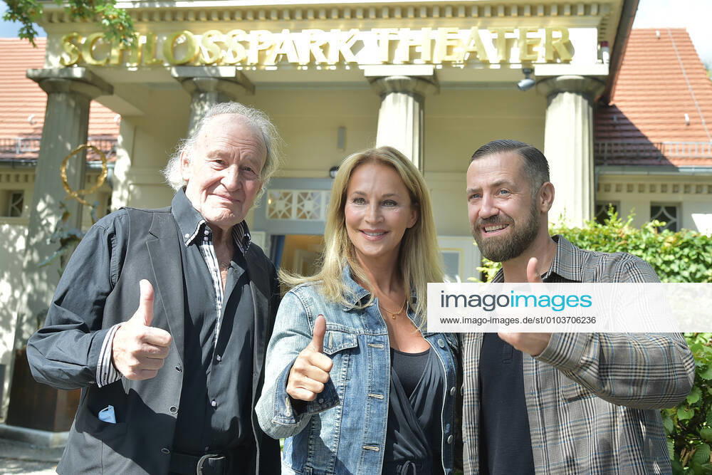 Jahres PK SchlossparkTheater Michael Mendl, Caroline Beil, Citizen Lars Dietrich Photo session after the Jahres PK in the theatre hall of the SchlossParkTheater in Berlin on 31 08 2020 Photopress Mueller