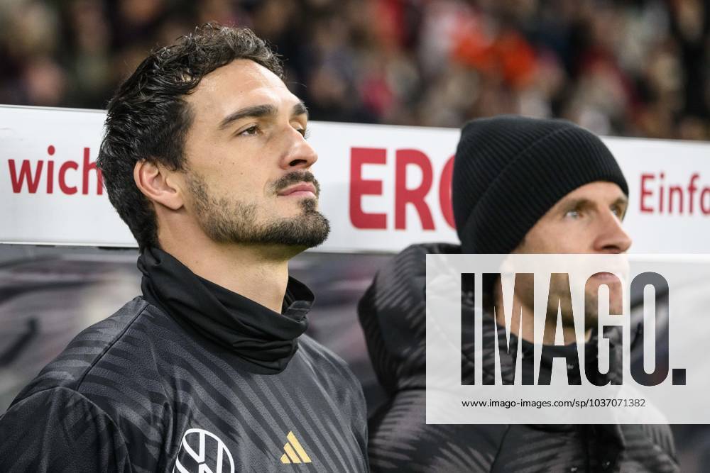 V l Mats Hummels Germany, 05 , Thomas Mueller Germany, 25 , on the bench, during the national anthem, GER, Berlin, Germany vs Turkey, Laenderspiel, Nationalmannschaft, DFB Team, Spielzeit 2023 2024, 18 11 23, DFL REGULATES PROHIBIT ANY USE OF PHOTOGRAPHS AS IMAGE SEQUENCES AND OR QUASI VIDEO, GER, Berlin, friendly match, Germany vs Turkey, international match, 2023 2024 season, 18 11 23 Berlin