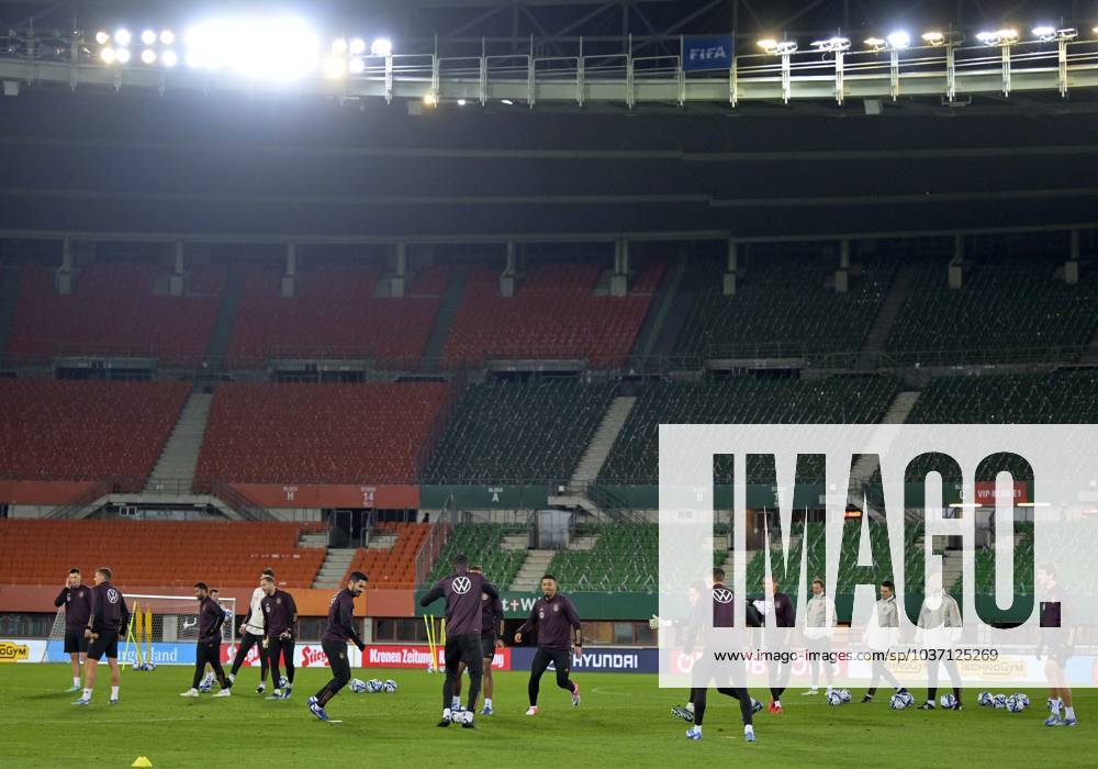 Football, Test match 2023 24, Austria Germany, Training of the DFB national team the day before the international match at Ernst Happel Stadium Vienna, The players at training, DFL and DFB regulations prohibit any use of photographs as image sequences and or quasi video