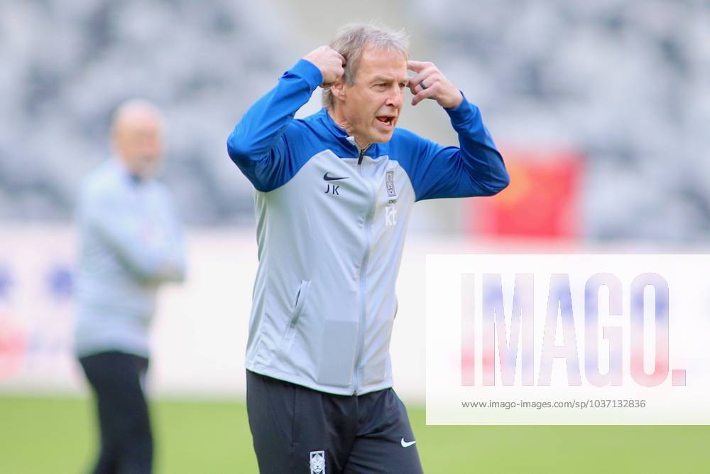 Jurgen Klinsmann, head coach of Team South Korea, attends a training session at Shenzhen Universiade Sports Centre ahead of the 2026 FIFA World Cup, WM, Weltmeisterschaft, Fussball Qualifier second round Group C match between China and South Korea on November 20, 2023 in Shenzhen, Guangdong Province of China.