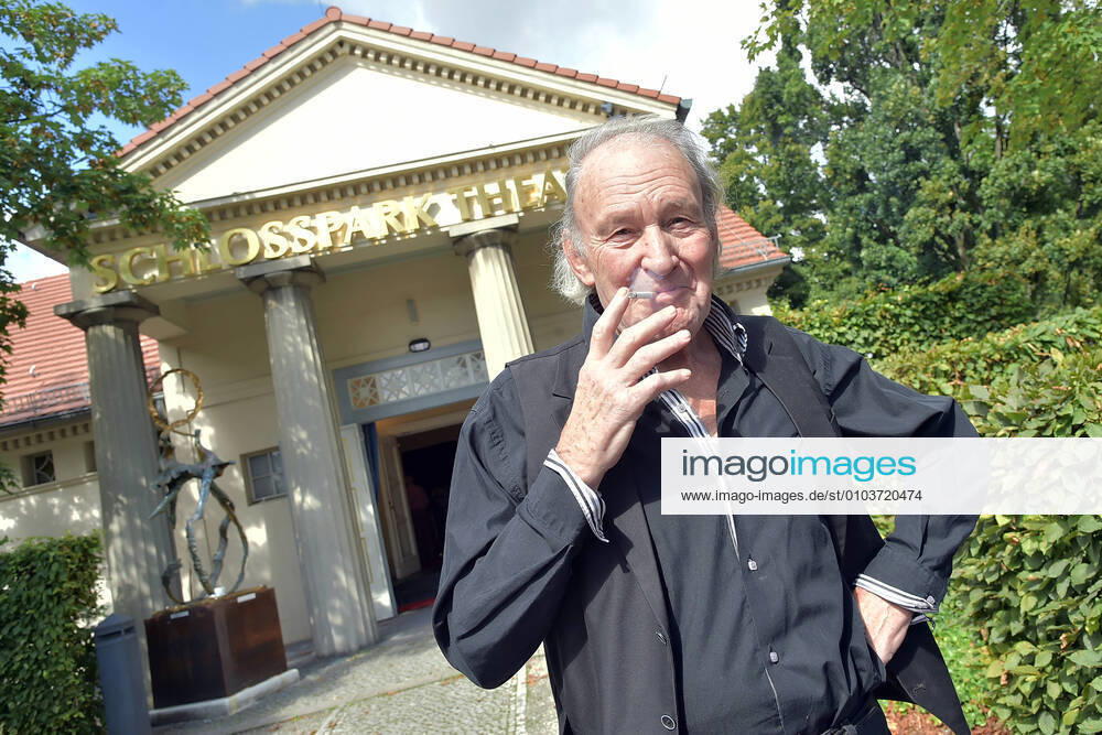 Jahres PK SchlossparkTheater Michael Mendl smoking Photo session after the Jahres PK at the SchlossParkTheater in Berlin on 31 08 2020 Photopress Mueller