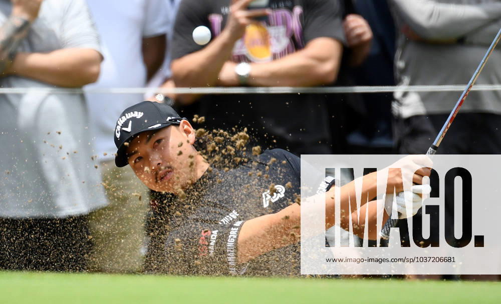 GOLF AUSTRALIAN PGA, Golf Herren Australia s Min Woo Lee hits out of a bunker during round 1 of the 2023 Australian PGA Championship in Brisbane, Thursday, November 23, 2023. ( NO ARCHIVING, , NO USE IN BOOKS WITHOUT CONSENT BRISBANE QUEENSLAND AUSTRALIA