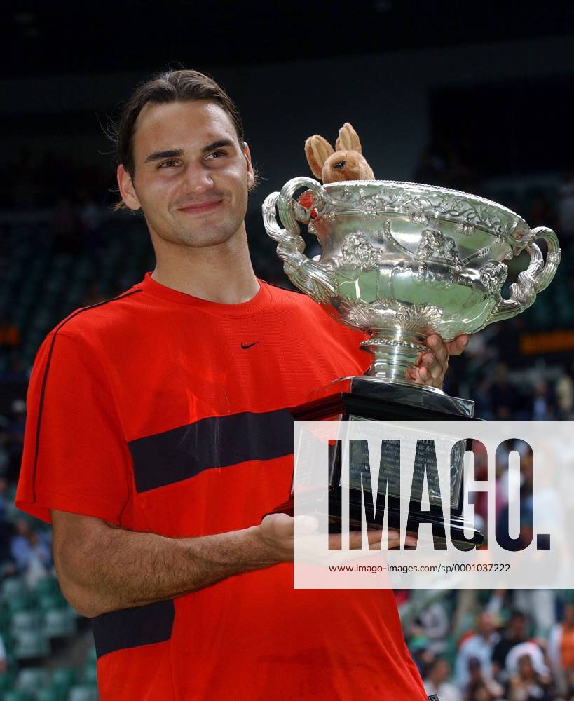 Australian Open Sieger Roger Federer (Schweiz) präsentiert seine Trophäe Tennis Herren Australian Open 2004, Grand Slam, ATP-Tour Einzelbild Melbourne Freude,
