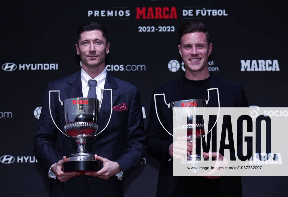 KW47 Gala de los Premios MARCA de Futbol. En la imagen, Roberto Lewandowski y Ter Stegen. MARCA Football Awards. In this picture, Robert Lewandowski and Ter Stegen. FOTOxCHEMAxREY ecommerceFotos eCommerce2-144108772 2