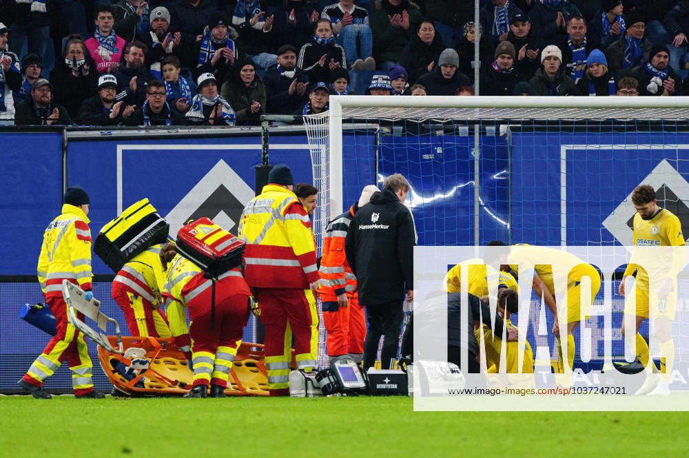 Head injury Saulo Decarli Eintracht Braunschweig, 03 GER, Hamburger SV vs Eintracht Braunschweig, Football, 2 Bundesliga, Matchday 14, Season 2023 2024, 24 11 2023 DFL REGULATES PROHIBIT ANY USE OF PHOTOGRAPHS AS IMAGE SEQUENCES AND OR QUASI VIDEO GER, Hamburger SV vs Eintracht Braunschweig, Football, 2 Bundesliga, Matchday 14, Season 2023 2024, 24 11 2023 Hamburg