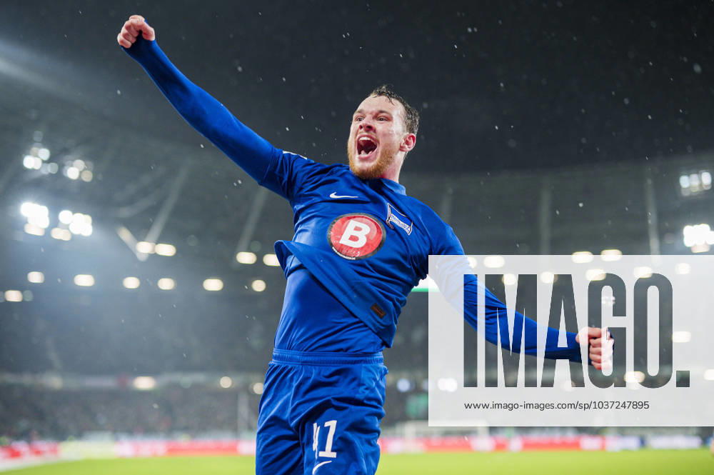 Soccer, 2023 2024, 2 Bundesliga, Matchday 14, Hannover 96 Hertha BSC Berlin Pascal Klemens Berlin cheers after his goal to 0 2 DFL REGULATIONS PROHIBIT ANY USE OF PHOTOGRAPHS AS IMAGE SEQUENCES AND OR QUASI VIDEO Hannover Lower Saxony Germany Heinz von Heiden Arena