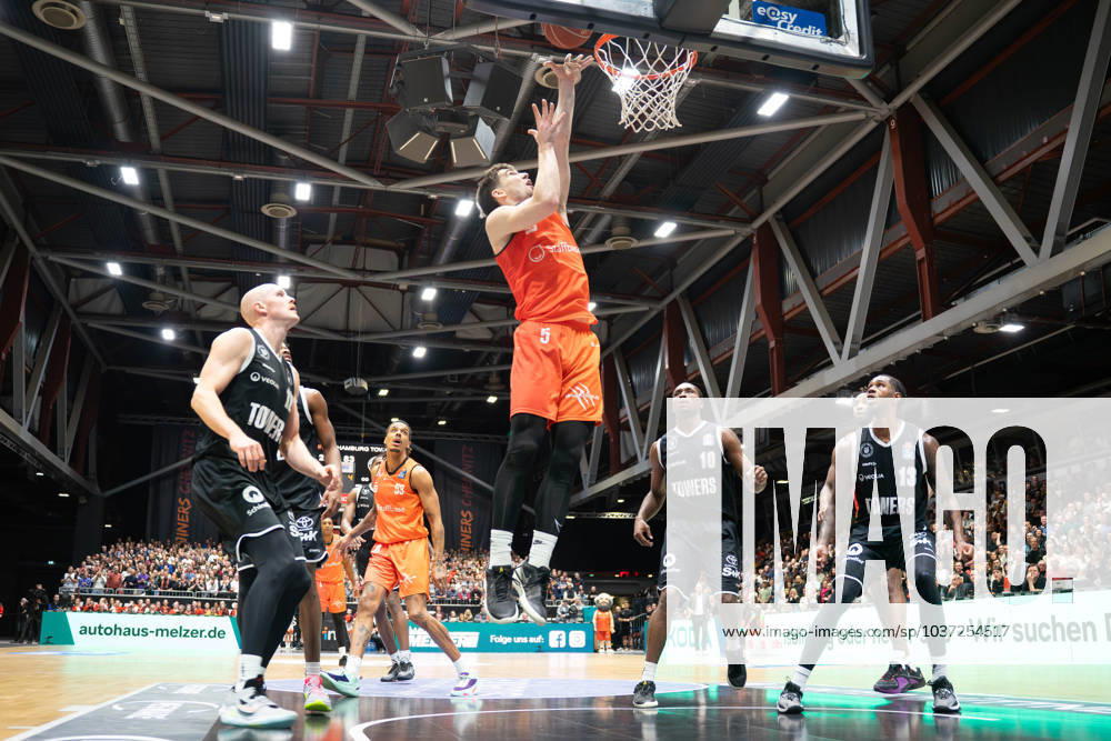 Chemnitz, Germany 24 November 2023 1 BBL 2023 2024 Niners Chemnitz vs Towers Hamburg Pictured from left Seth Hinrichs Hamburg , Kevin Yebo Chemnitz , Wesley van Beck Chemnitz , Aleksander Dziewa Hamburg and Vincent King Jr Hamburg