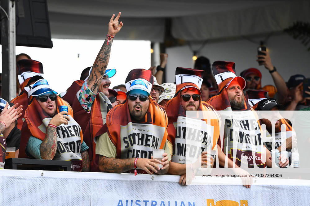 GOLF AUSTRALIAN PGA, Golf Herren Crowds react at the party hole during round 3 of the 2023 Australian PGA Championship in Brisbane, Saturday, November 25, 2023. ( NO ARCHIVING, , NO USE IN BOOKS WITHOUT CONSENT BRISBANE QUEENSLAND AUSTRALIA