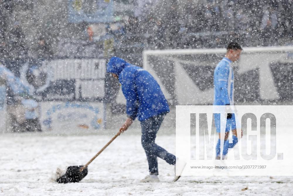 CFC vs FC Viktoria 1889 Berlin 25 11 2023, Chemnitz, Stadion an der Gellertstrasse, Sport, Fußball,Regionalliga Nordost 2023 2024, 15 Spieltag, CFC CFC vs FC Viktoria 1889 Berlin Technical staff of the CFC shovel snow to make the pitch playable Chemnitz Sachsen BRD