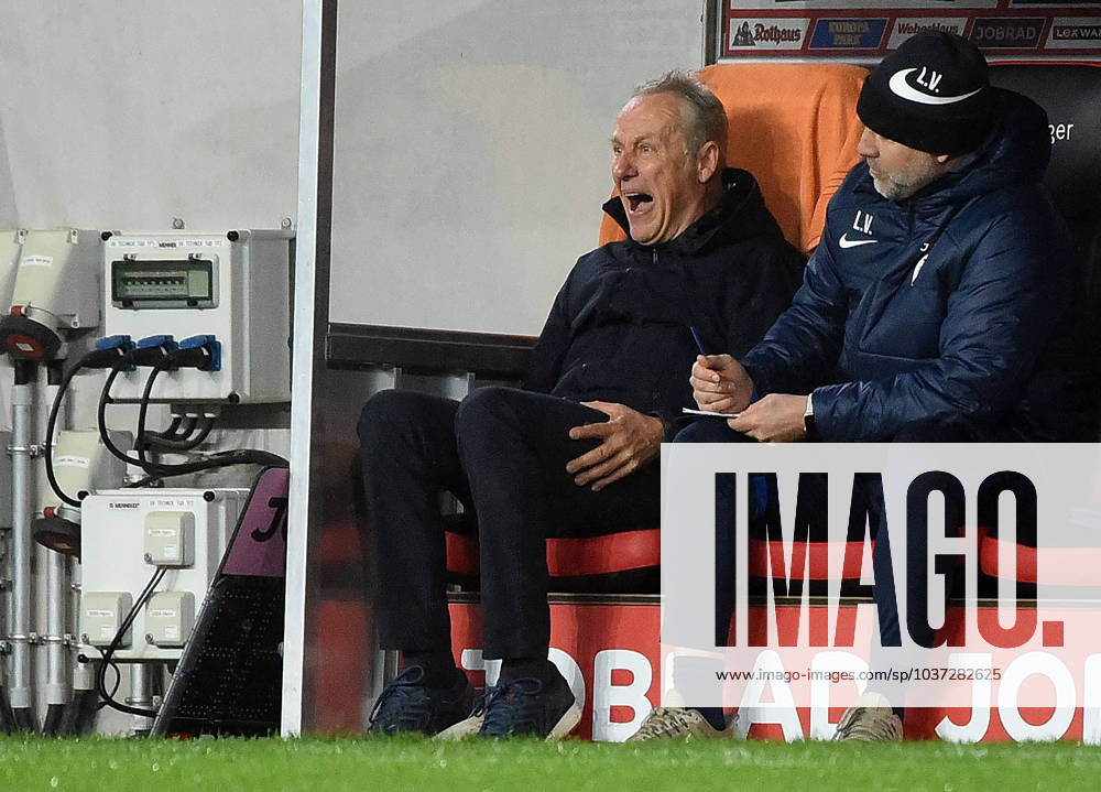 Soccer 1 Bundesliga, SC Freiburg SV Darmstadt 98, v l Coach Christian Streich SC Freiburg Freiburg