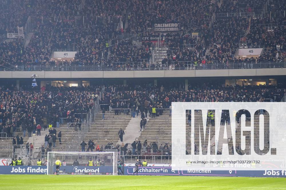 Frankfurt Ultras leave the stadium before kick-off, Eintracht Frankfurt vs VfB Stuttgart, Football, 1 Bundesliga, Matchday 12, Season 2023 2024, 25 11 2023, DFL REGULATES PROHIBIT ANY USE OF PHOTOGRAPHS AS IMAGE SEQUENCES AND OR QUASI VIDEO Eintracht Frankfurt vs VfB Stuttgart, Football, 1 Bundesliga, Matchday 12, Season 2023 2024, 25 11 2023 Frankfurt am Main