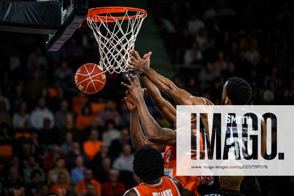 ratiopharm Arena, Germany, Neu Ulm, ratiopharm ulm vs Hakro Merlins Crailsheim Basketball Bundesliga, Georginho de Paula ratiopharm ulm and Galin Smith Hakro Merlins Crailsheim in a duel Photo H Langer ratiopharm Arena Neu Ulm Germany 541_ulmMER20231125_046 Langer-541