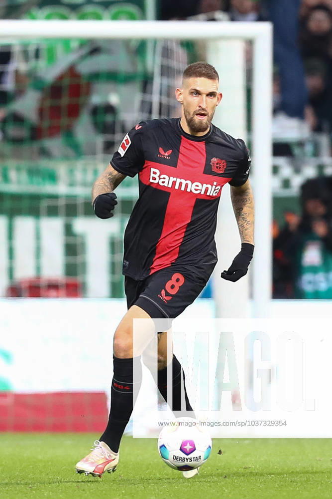 Fußball 1 Bundesliga, SV Werder Bremen Bayer 04 Leverkusen, v l Robert Andrich Leverkusen, 8 Freisteller, Einzelbild, Ganzkoerper, single frame Bremen