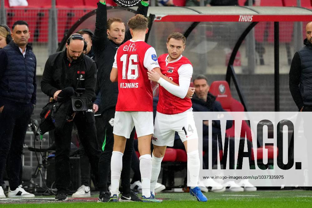 ALKMAAR - (l-r) Sven Mijnans of AZ Alkmaar, Djordje Mihailovic of AZ Alkmaar during the Dutch Eredivisie match between AZ Alkmaar and FC Volendam at the AFAS stadium on November 26, 2023 in Alkmaar, Netherlands. ANP ED VAN DE POL Dutch Eredivisie 2023 2024 ANPxSportx IVx 484774936 originalFilename: 484774936