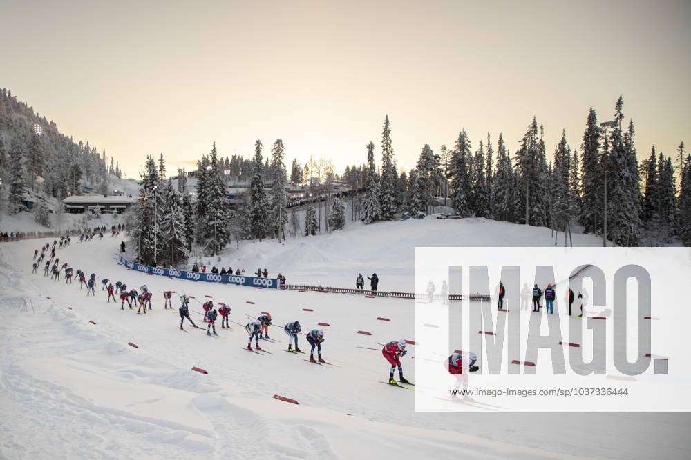KW47 A group of skiers competes in the men s 20 km mass start free race during the FIS Cross-Country World Cup on November 26, 2023 in Ruka. (Tomi Hänninen Newspix24)