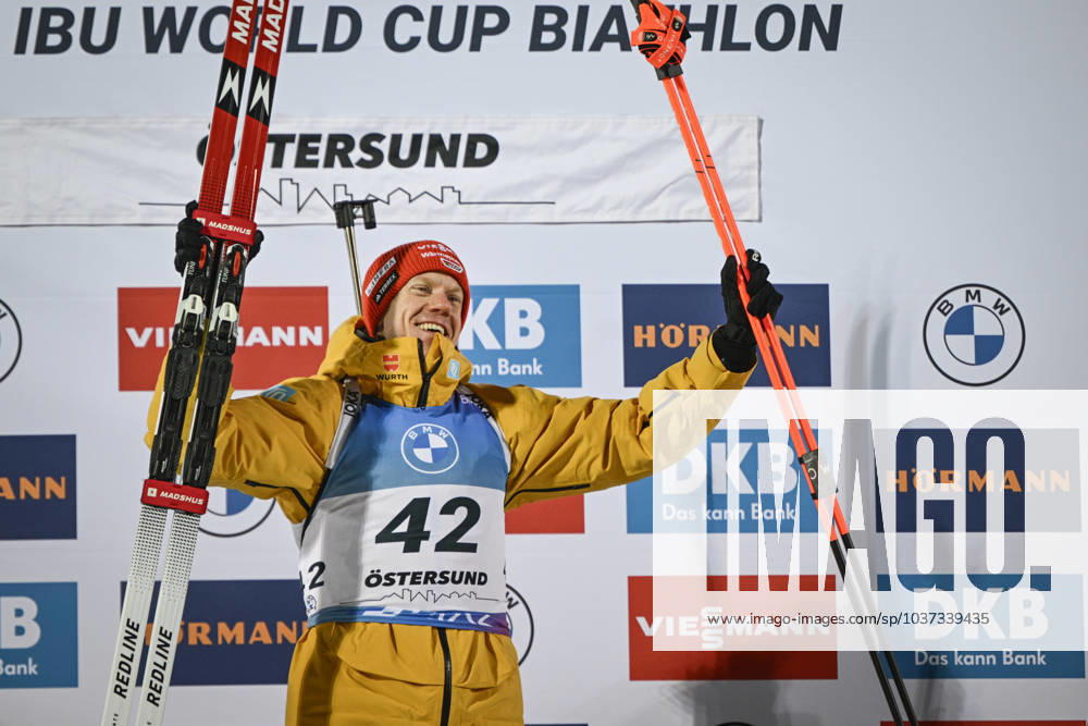 ÖSTERSUND 20231126 Winner Roman Rees, Germany, celebrates after the mens 20 km distance race during the Biathlon World Cup at the Östersund Ski Stadium ÖSTERSUND SWEDEN
