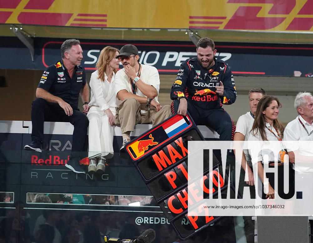 Yas Marina Circuit, Abu Dhabi, Formula 1 Etihad Airways Abu Dhabi Grand Prix 2023 , in the picture Team Principal Christian Horner Red Bull Racing with his wife Geri Halliwell and actor Orlando Bloom sit on the roof of the Red Bull command post, a mechanic holds a board with the overall result, Max Verstappen NLD , Oracle Red Bull Racing is in 1st place, Sergio Perez MEX , Oracle Red Bull Racing is in 2nd place Abu Dhabi Yas Marina Circuit United Arab Emirates eu-images-506
