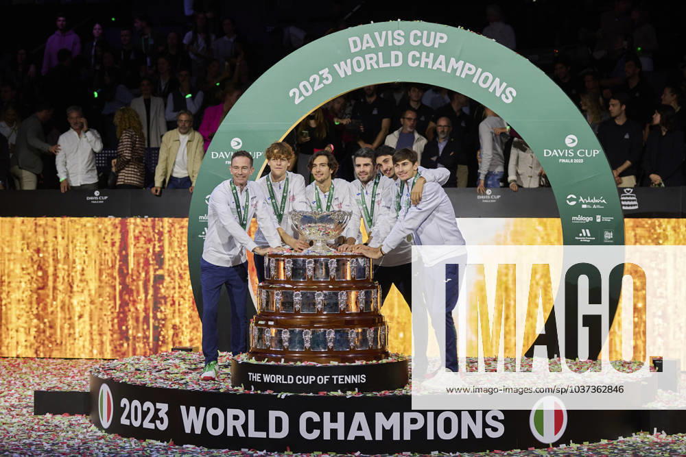 KW47 Tennis, Italien gewinnt Davis Cup Davis Cup Final - Italy v Australia Final MALAGA, SPAIN - NOVEMBER 26: (L-R) Filippo Volandri, Jannik Sinner, Lorenzo Musetti, Matteo Arnaldi, Lorenzo Sonego and Simone Bolelli of Italy lift the Davis Cup Trophy after their teams victory during the Davis Cup Final match against Australia at Palacio de Deportes Jose Maria Martin Carpena on November 26, 2023 in Malaga, Spain. (Photo by Francisco Macia Photo Players Images) Malaga Palacio de Deportes Jose Maria Martin Carpena Malaga Spain
