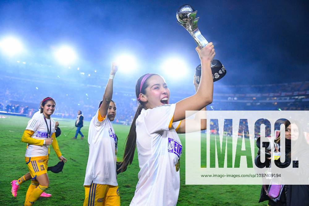 Liga MX Femenil Apertura 2023 Tigres UANL (3) 0-0 (0) America Final Vuelta Greta Espinoza Tigres players celebrate the sixth championship with the trophy during the game Tigres UANL vs America, corresponding to second leg match of great final the Torneo Apertura 2023 of the Liga BBVA MX Femenil, at Universitario Stadium, on November 27, 2023. MONTERREY NUEVO LEON MEXICO