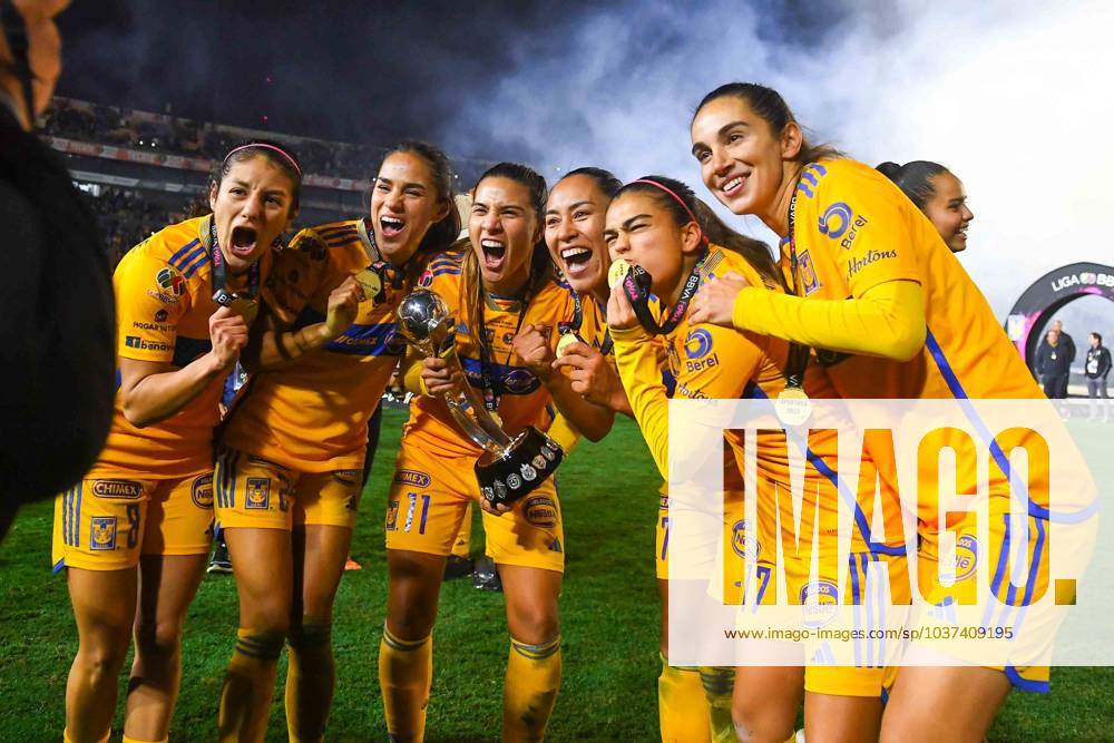 Fußball, Frauen, Club America - Tigres UANL Liga MX Femenil Apertura 2023 Tigres UANL (3) 0-0 (0) America Final Vuelta Alexia Delgado, Maricarmen Reyes, Nayeli Rangel, Liliana Mercado, Natalia Villarreal, Maria Elizondol Tigres players celebrate the sixth championship with the trophy during the game Tigres UANL vs America, corresponding to second leg match of great final the Torneo Apertura 2023 of the Liga BBVA MX Femenil, at Universitario Stadium, on November 27, 2023. MONTERREY NUEVO LEON MEXICO