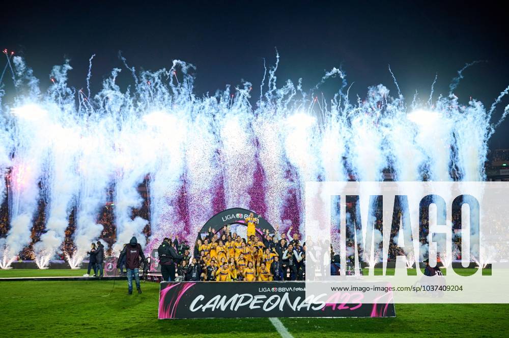 Fußball, Frauen, Club America - Tigres UANL Liga MX Femenil Apertura 2023 Tigres UANL (3) 0-0 (0) America Final Vuelta Tigres players celebrate the sixth championship with the trophy during the game Tigres UANL vs America, corresponding to second leg match of great final the Torneo Apertura 2023 of the Liga BBVA MX Femenil, at Universitario Stadium, on November 27, 2023. MONTERREY NUEVO LEON MEXICO
