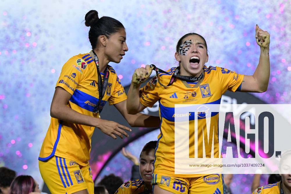 Fußball, Frauen, Club America - Tigres UANL Liga MX Femenil Apertura 2023 Tigres UANL (3) 0-0 (0) America Final Vuelta Nancy Antonio and Anika Rodriguez Tigres players celebrate the sixth championship with the trophy during the game Tigres UANL vs America, corresponding to second leg match of great final the Torneo Apertura 2023 of the Liga BBVA MX Femenil, at Universitario Stadium, on November 27, 2023. MONTERREY NUEVO LEON MEXICO
