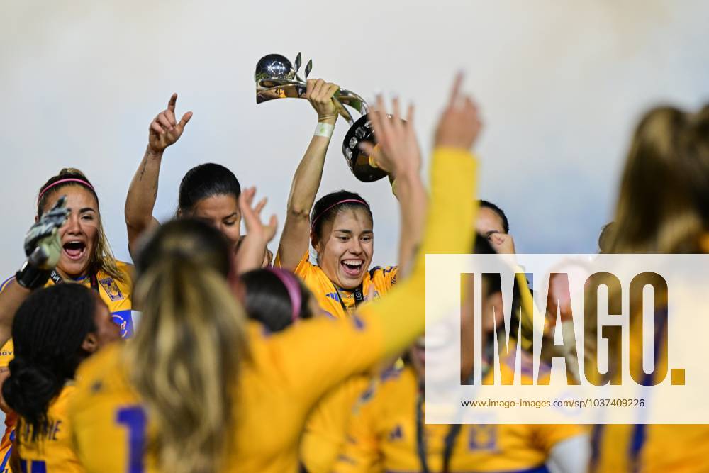 Fußball, Frauen, Club America - Tigres UANL Liga MX Femenil Apertura 2023 Tigres UANL (3) 0-0 (0) America Final Vuelta Lizbeth Ovalle Tigres players celebrate the sixth championship with the trophy during the game Tigres UANL vs America, corresponding to second leg match of great final the Torneo Apertura 2023 of the Liga BBVA MX Femenil, at Universitario Stadium, on November 27, 2023. MONTERREY NUEVO LEON MEXICO