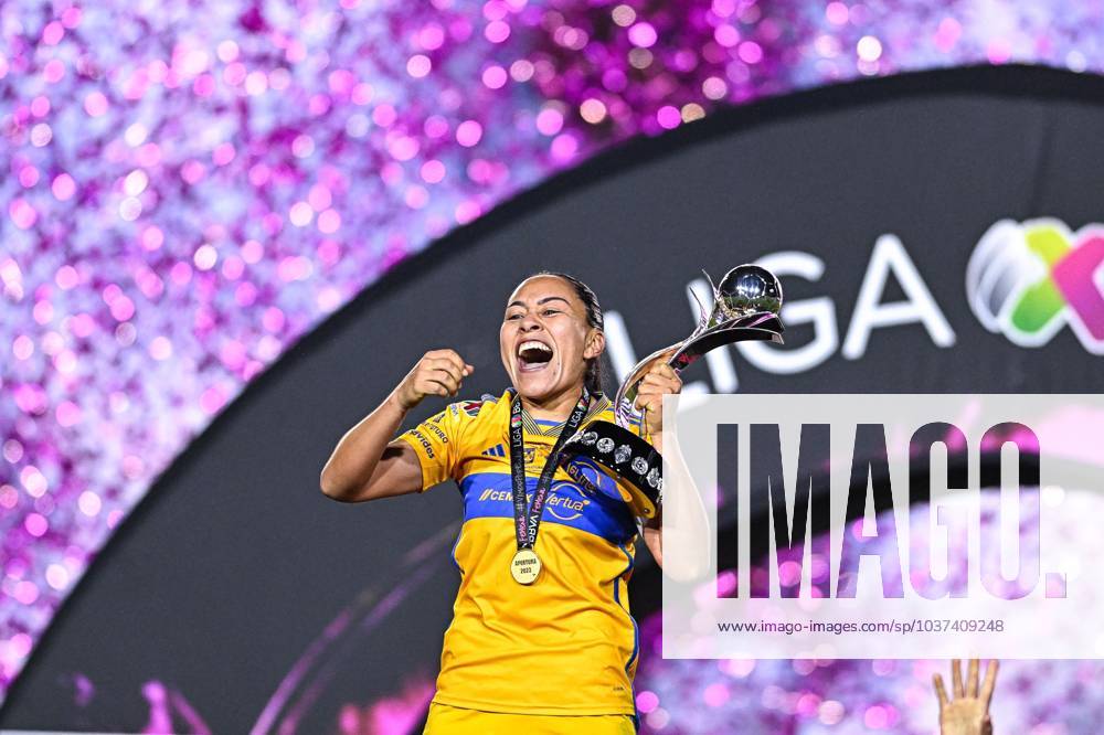 Fußball, Frauen, Club America - Tigres UANL Liga MX Femenil Apertura 2023 Tigres UANL (3) 0-0 (0) America Final Vuelta Liliana Mercado and Tigres players celebrate the sixth championship with the trophy during the game Tigres UANL vs America, corresponding to second leg match of great final the Torneo Apertura 2023 of the Liga BBVA MX Femenil, at Universitario Stadium, on November 27, 2023. MONTERREY NUEVO LEON MEXICO