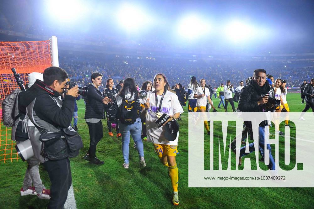 Fußball, Frauen, Club America - Tigres UANL Liga MX Femenil Apertura 2023 Tigres UANL (3) 0-0 (0) America Final Vuelta Lizbeth Ovalle and Tigres players celebrate the sixth championship with the trophy during the game Tigres UANL vs America, corresponding to second leg match of great final the Torneo Apertura 2023 of the Liga BBVA MX Femenil, at Universitario Stadium, on November 27, 2023. MONTERREY NUEVO LEON MEXICO