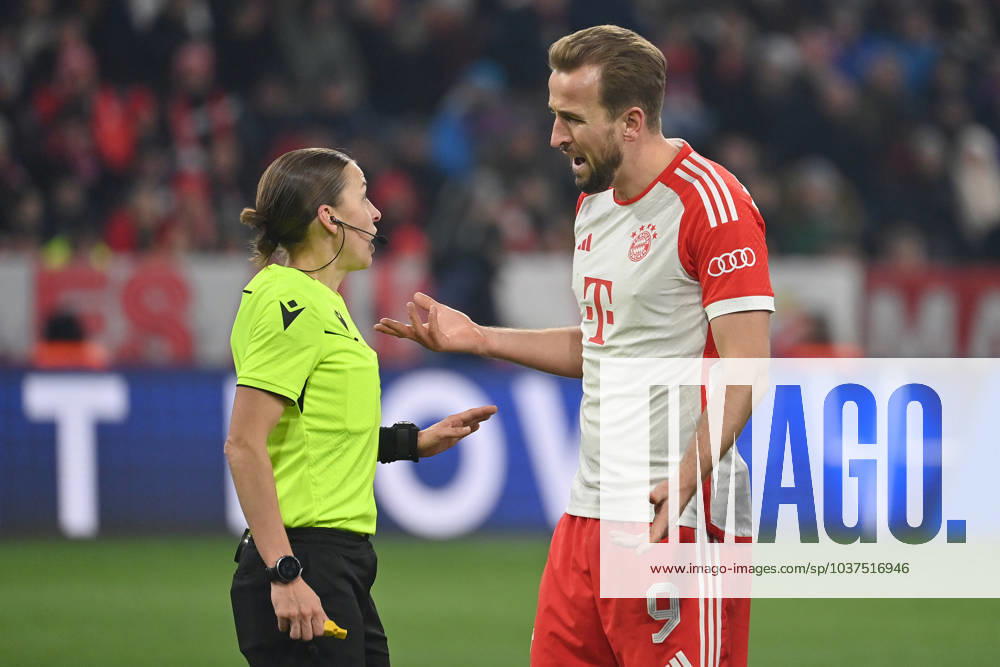 Harry KANE Bayern Muenchen discusses with referee Stephanie FRAPPART Football Champions League group stage 5 matchday FC Bayern Muenchen FC Copenhagen 0 0 on 29 11 2023, A L L I A N Z A R E N A