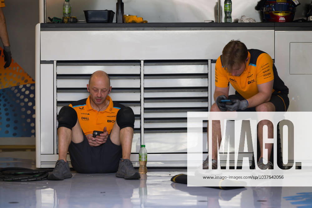 McLaren Racing mechanics working on their car during the Post-season Testing session after the Formula 1 Abu Dhabi Grand Prix at the Yas Marina Bay Circuit in the final race of the 2023 Formula 1 season. Abu Dhabi United Arab Emirates - ZUMAb177 20231201_aap_b177_117