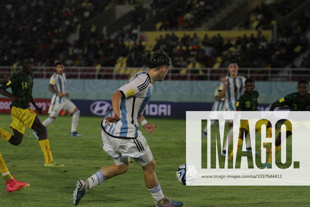 SANTIAGO LOPEZ of Argentina pass the ball during FIFA U-17 World Cup 3rd Place match between Argentina and Mali at Manahan Stadium. Surakarta Indonesia - ZUMAb228 0369860696st