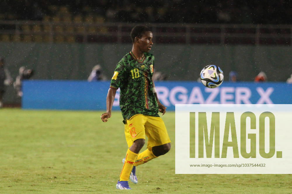 MASSIRE MOUSS DIOP of Mali control the ball during FIFA U-17 World Cup 3rd Place match between Argentina and Mali at Manahan Stadium. Surakarta Indonesia - ZUMAb228 0369861643st